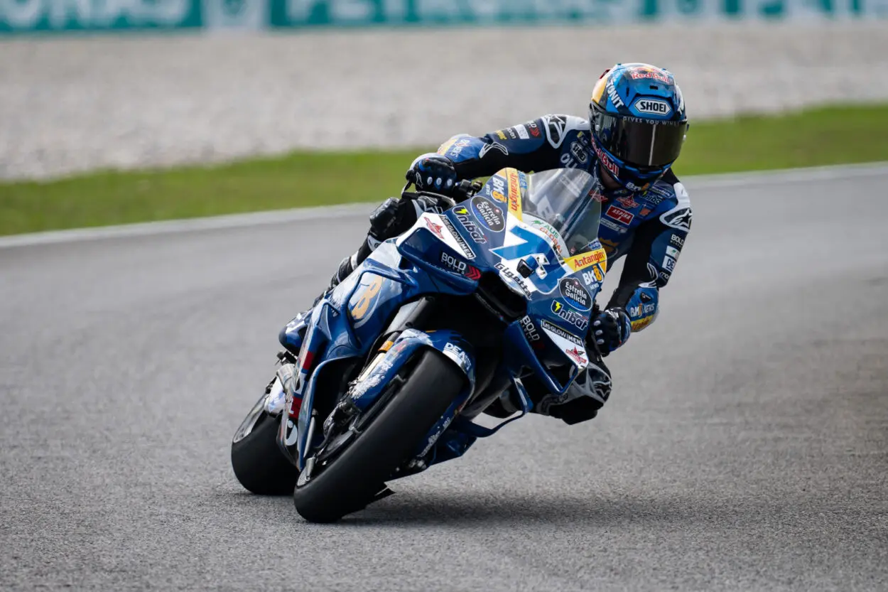 MotoGP | GP Malesia 2025, gara: Alex Marquez festeggia l’argento iridato con un’altra vittoria, Mir torna sul podio. Bagnaia KO per una foratura