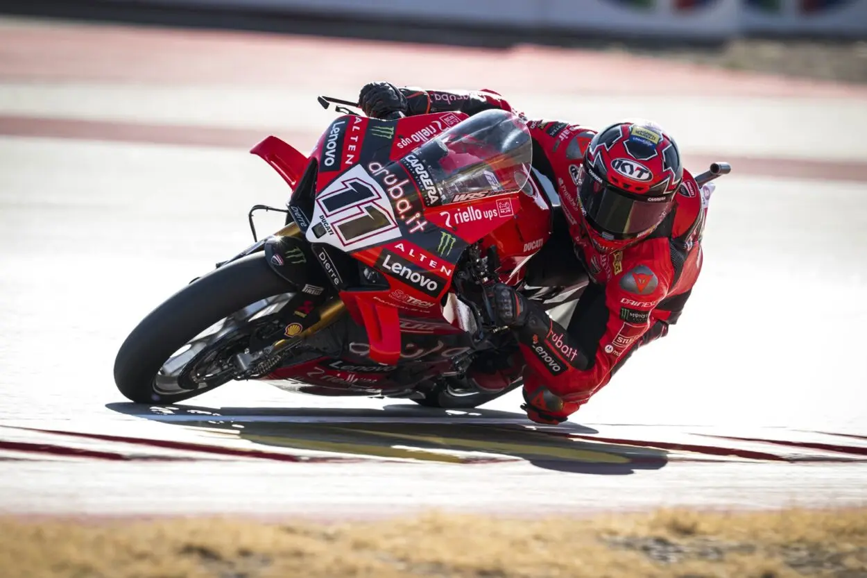 SBK | Round Estoril 2025: Bulega svetta nella FP2, Razgatlıoğlu a due decimi