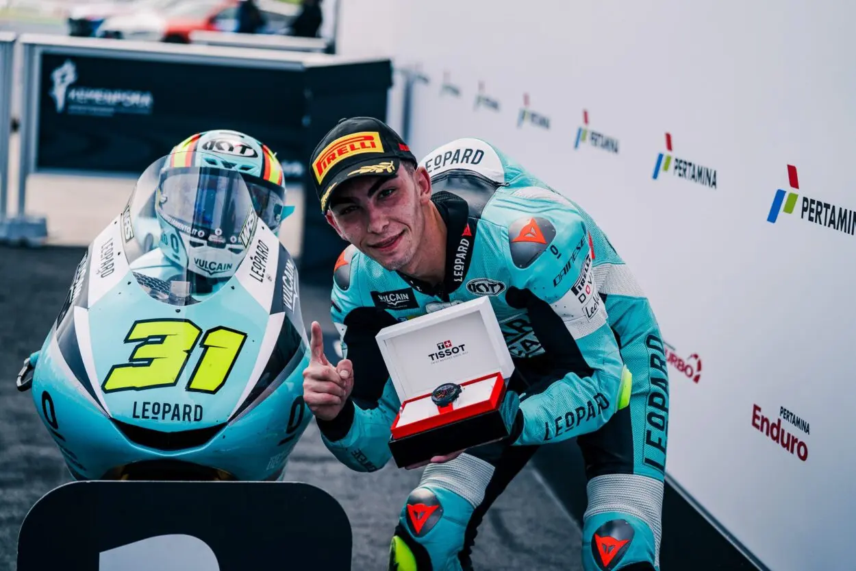 Moto3 | Mercato piloti 2026: Adrián Fernández rinnova con Honda Leopard