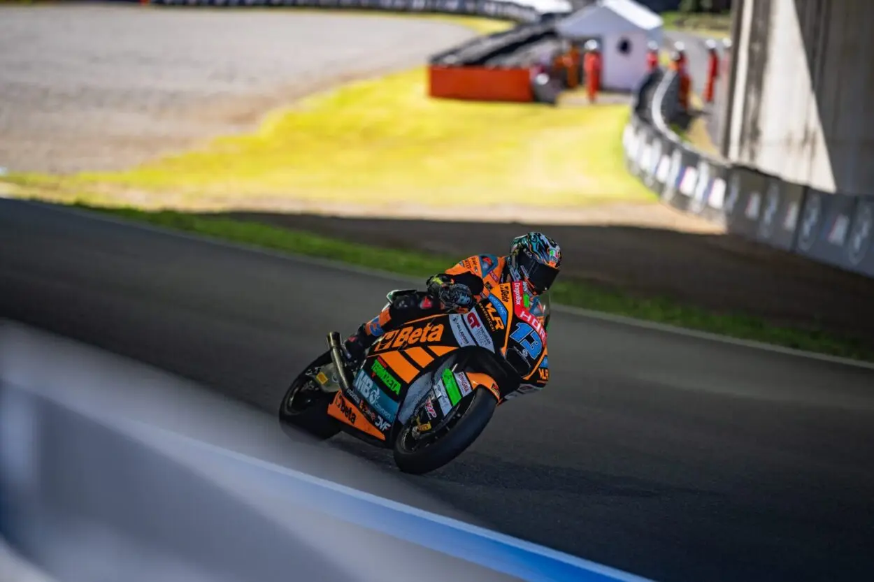 Moto2 | GP Indonesia 2025: Celestino Vietti comanda una FP1 interrotta dalla bandiera rossa