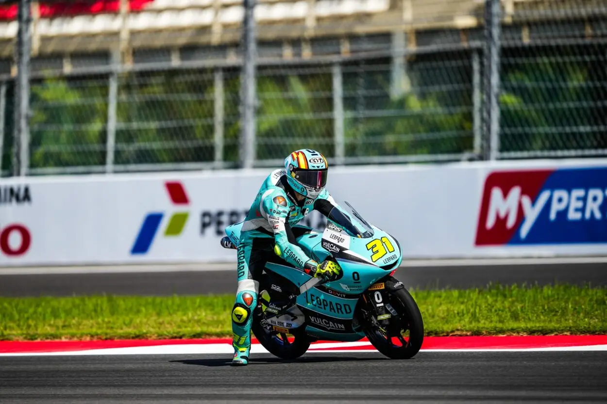 Moto3 | GP Indonesia 2025: Adrián Fernández apre il sabato mattina col primo posto in FP2