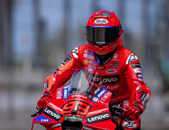 MotoGP | GP Indonesia 2025, frattura alla clavicola destra per Marc Márquez, controlli per Bezzecchi dopo l’incidente di inizio gara tra i due