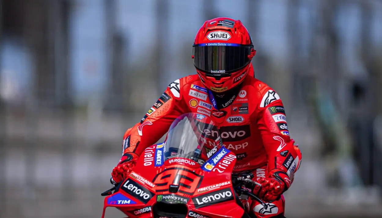 MotoGP | GP Indonesia 2025, frattura alla clavicola destra per Marc Márquez, controlli per Bezzecchi dopo l’incidente di inizio gara tra i due