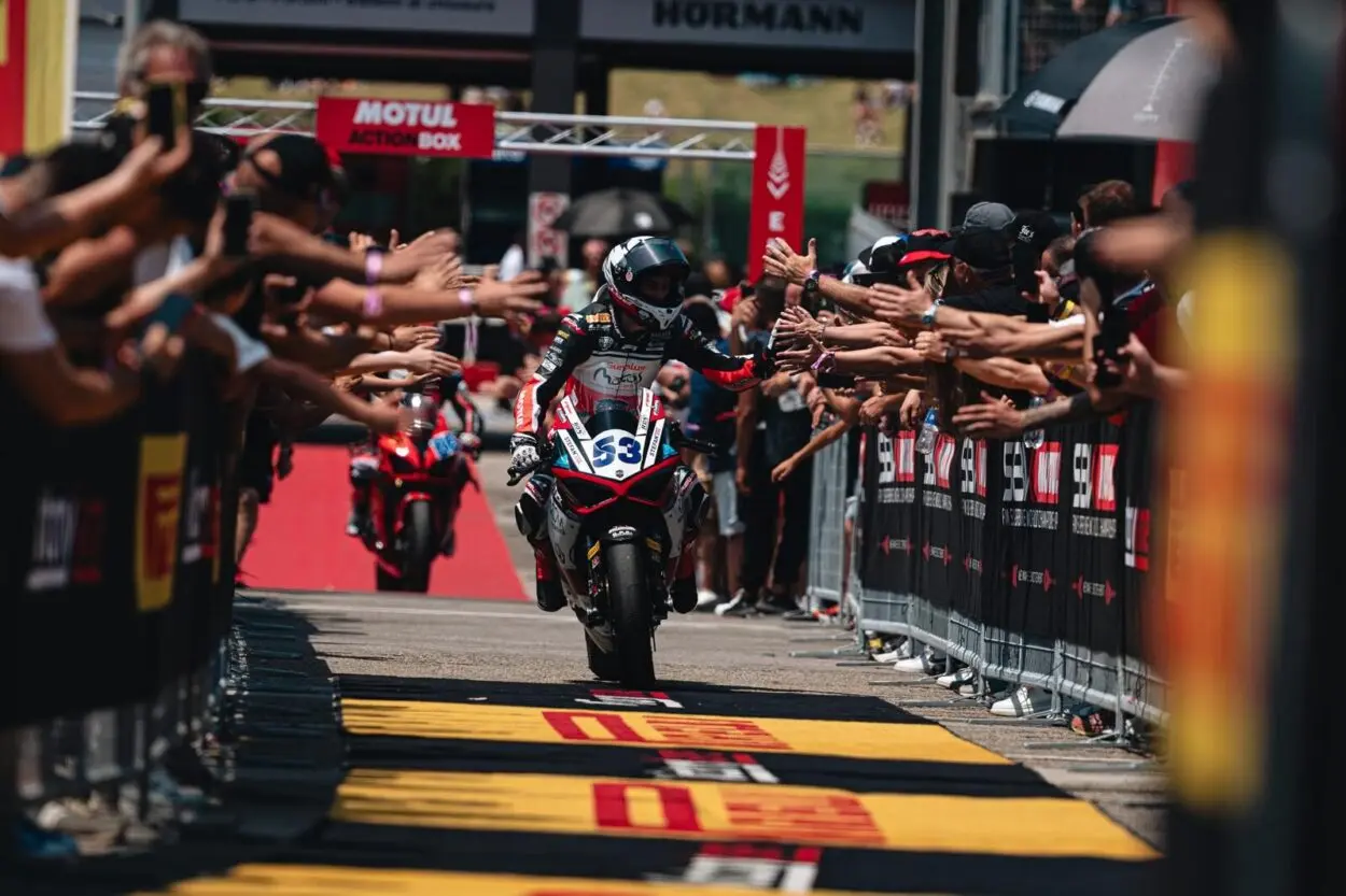 SSP | Round Estoril 2025, gara 1: Debise trionfa ancora, Manzi vince il duello serratissimo con Oncu e vede il mondiale