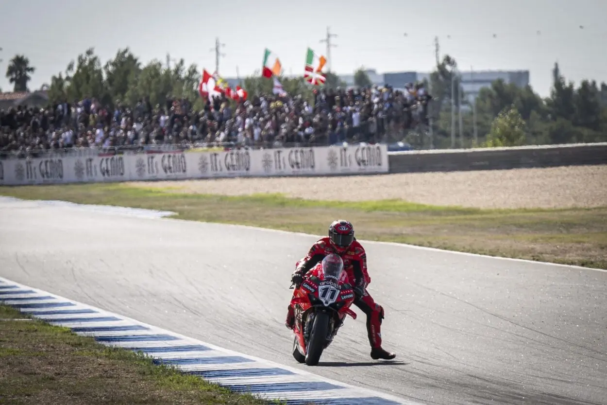 SBK | Round Estoril 2025: Nicolò Bulega ferma Razgatlıoğlu e si aggiudica l’ultima manche del weekend