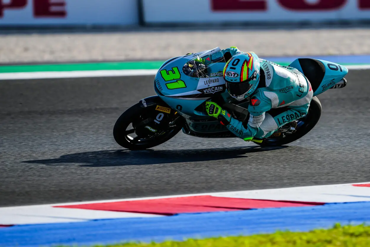 Moto3 | GP Indonesia 2025, Qualifiche: Adrián Fernández centra la pole a Mandalika, 9° Rueda