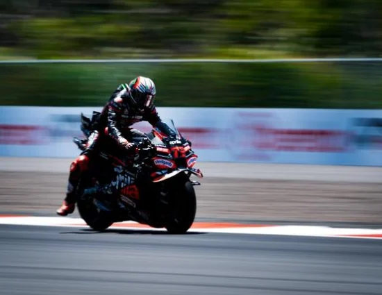 MotoGP | GP Indonesia 2025: Marco Bezzecchi supera Aldeguer all’ultimo giro e vince la Sprint