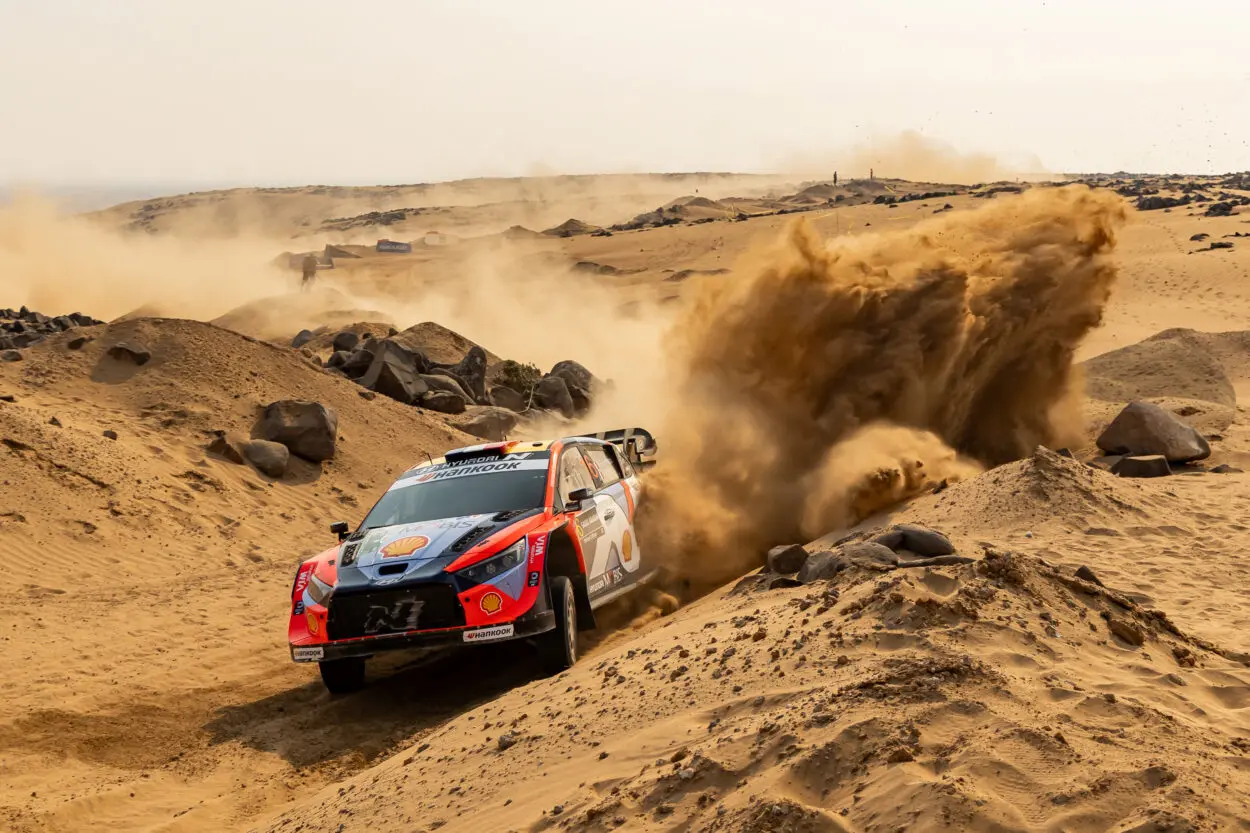 WRC | Rally d’Arabia Saudita 2025, PS5/8: Adrien Fourmaux prende la testa del gruppo, ma Pajari e Sesks sono vicinissimi!