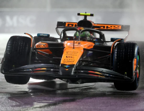 F1 | GP Las Vegas 2025, qualifiche: Norris vola, Pole sul bagnato su Verstappen e Sainz. Leclerc 9°, disastro Hamilton: ultimo. Anche Antonelli out in Q1