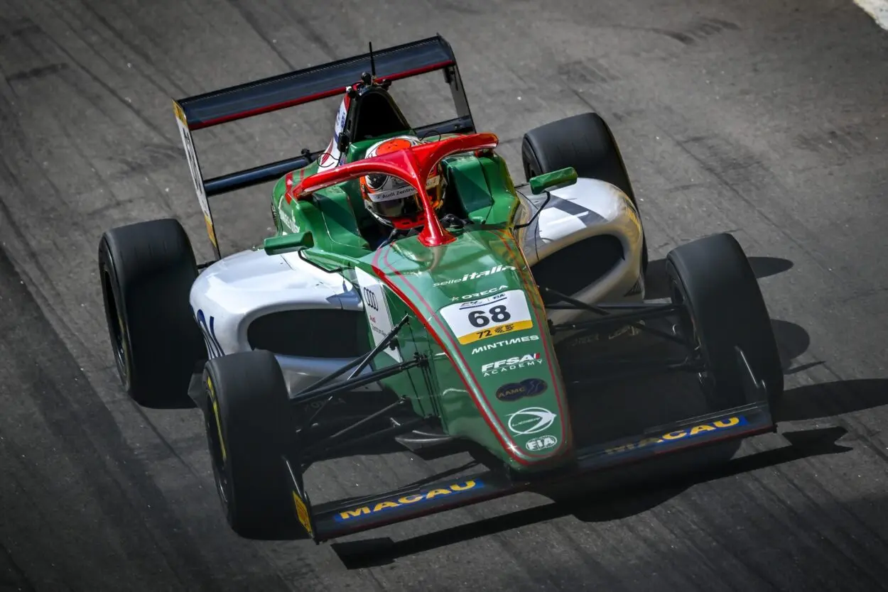 FIA F4 World Cup | GP Macao 2025: Emanuele Olivieri trionfa nella Qualifying Race davanti a Roussel e Sato