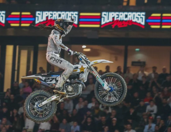 Supercross di Parigi 2025: Malcolm Stewart inarrestabile nella prima serata, disastro Honda