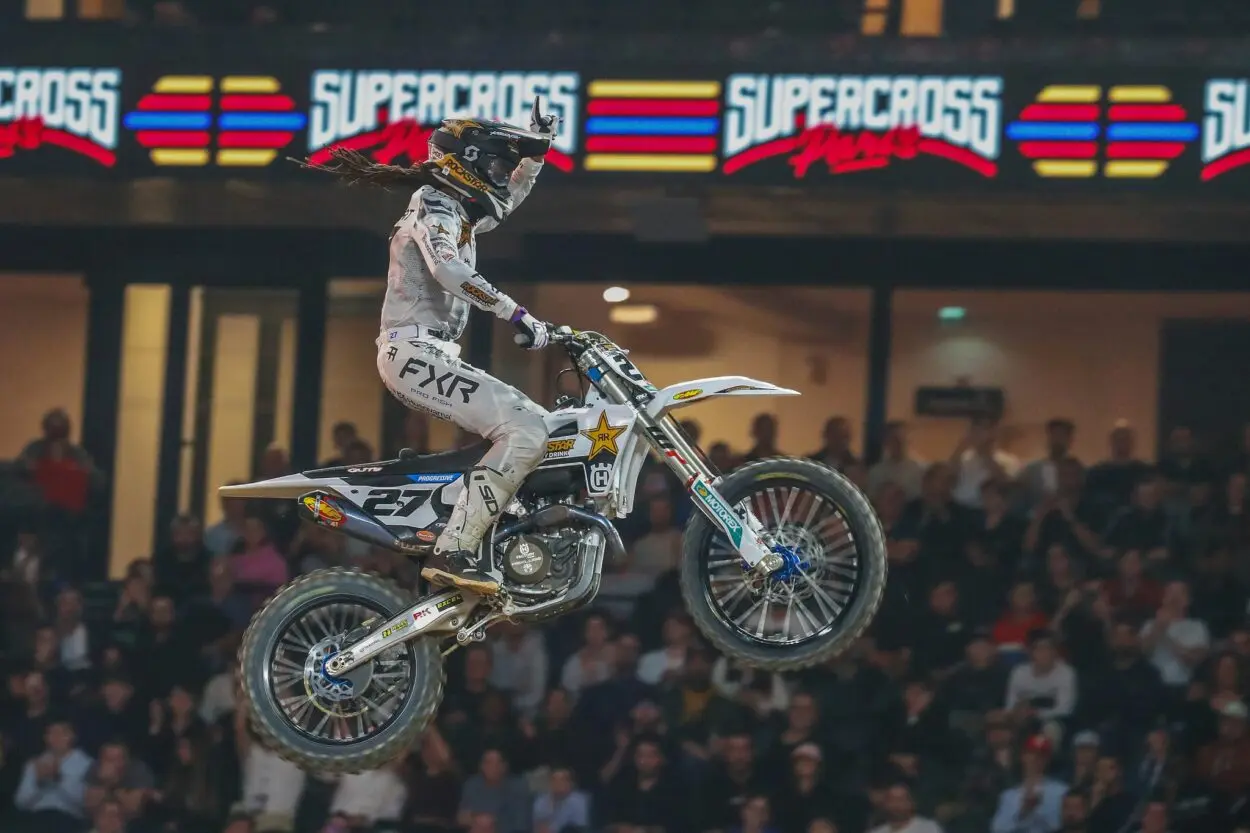 Supercross di Parigi 2025: Malcolm Stewart inarrestabile nella prima serata, disastro Honda
