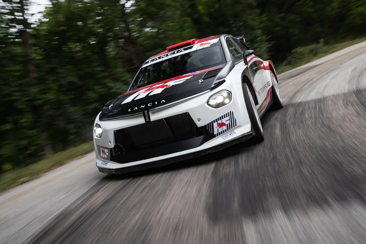 WRC | Lancia torna ufficialmente nel mondiale rally con la Ypsilon HF Integrale Rally2, ambizioni da titolo e primi indizi sulla line-up piloti