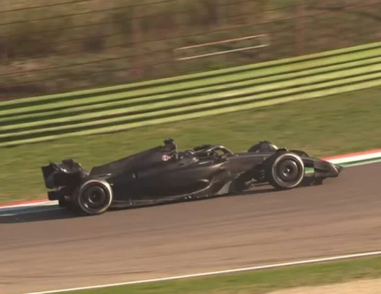 F1 | Sergio Pérez torna in monoposto. Ad Imola test con Cadillac e la Ferrari SF-23 (in versione black) per prepararsi al 2026