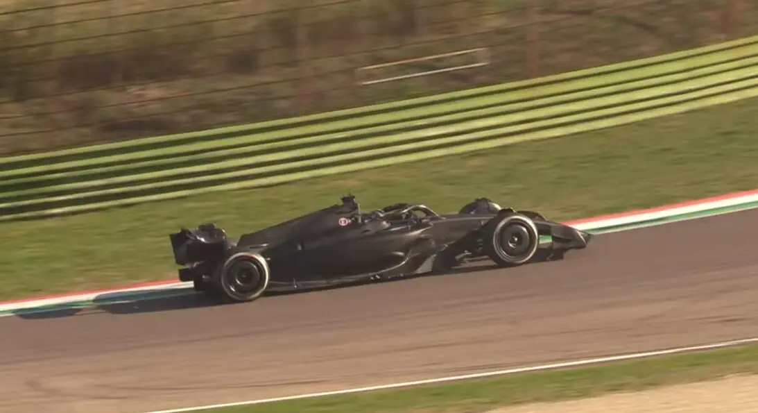 F1 | Sergio Pérez torna in monoposto. Ad Imola test con Cadillac e la Ferrari SF-23 (in versione black) per prepararsi al 2026