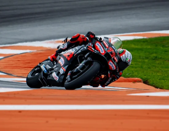 MotoGP | GP Comunità Valenciana 2025, gara. Bezzecchi resiste e vince su Fernández e Di Giannantonio. Marini 7°, Bulega 15°, Bagnaia messo KO da Zarco