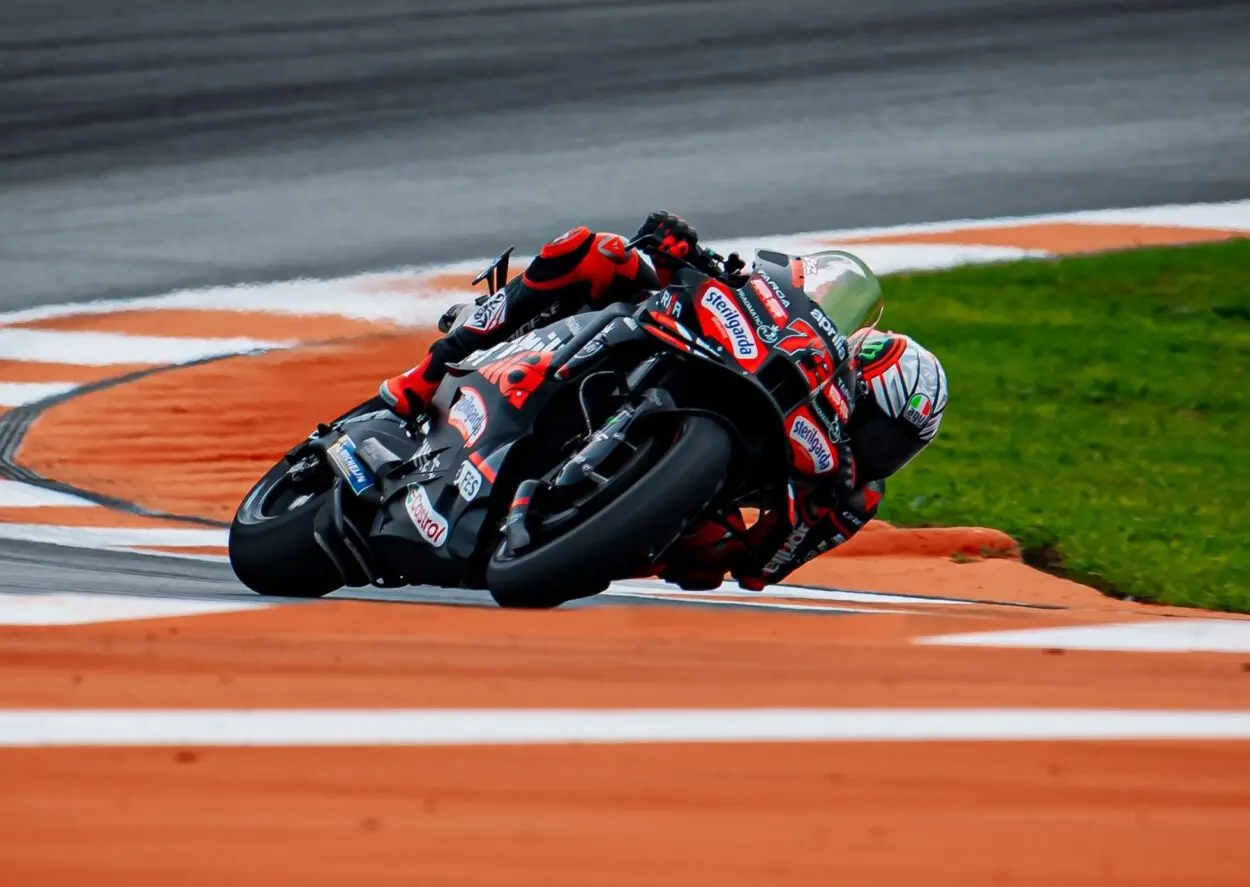 MotoGP | GP Comunità Valenciana 2025, gara. Bezzecchi resiste e vince su Fernández e Di Giannantonio. Marini 7°, Bulega 15°, Bagnaia messo KO da Zarco