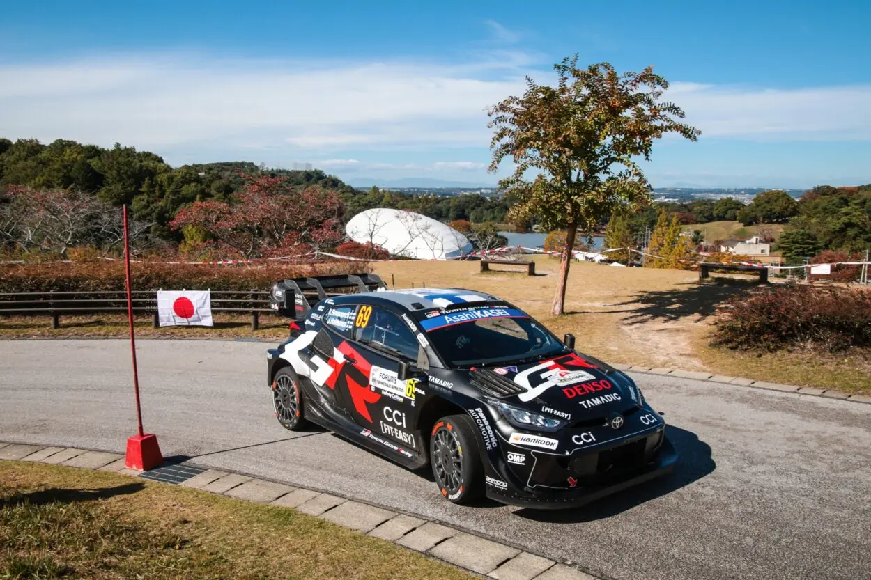 WRC | Rally del Giappone 2025, PS1: Rovanperä inaugura il weekend davanti a Tänak e Katsuta, ma è solo l’alba di un rally lunghissimo