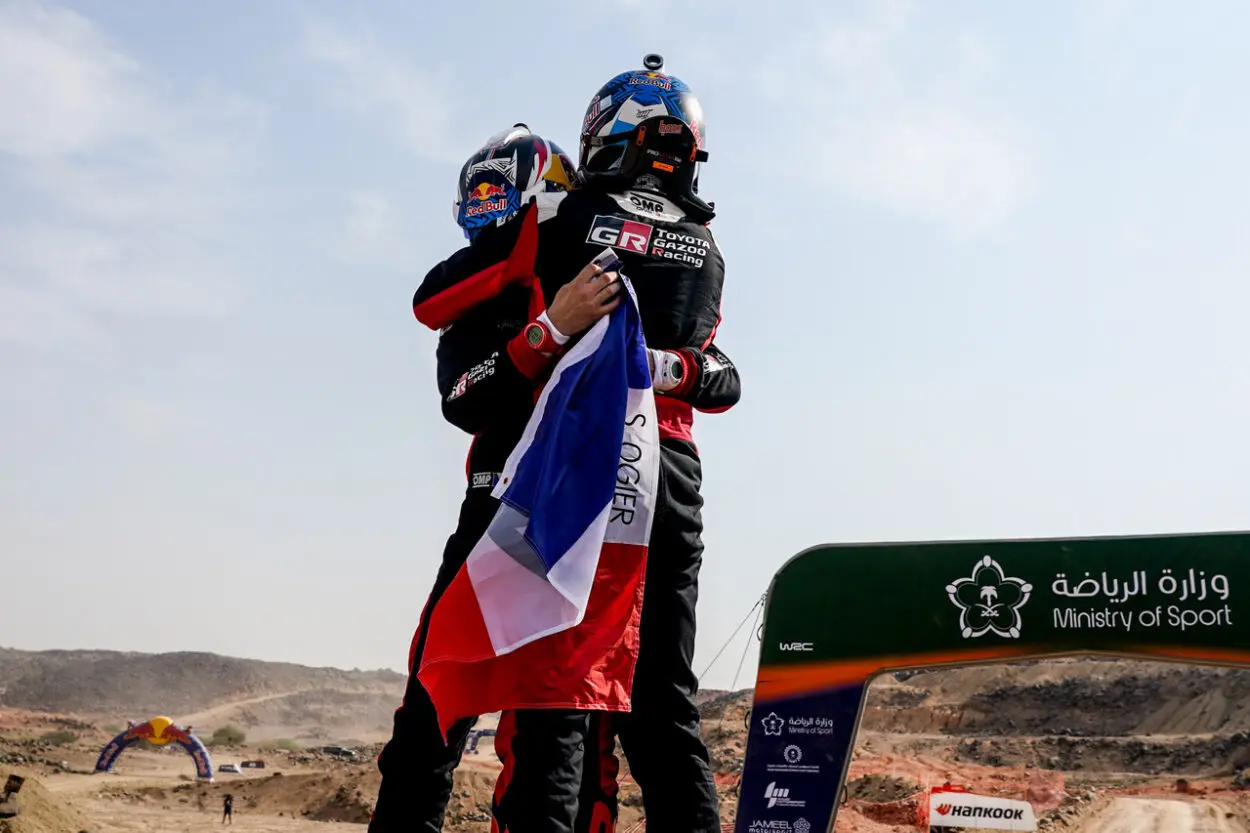 WRC | Rally d’Arabia Saudita 2025, Trionfo perentorio di Thierry Neuville, ma il re è ancora Sébastien Ogier: nono titolo mondiale e leggenda infinita