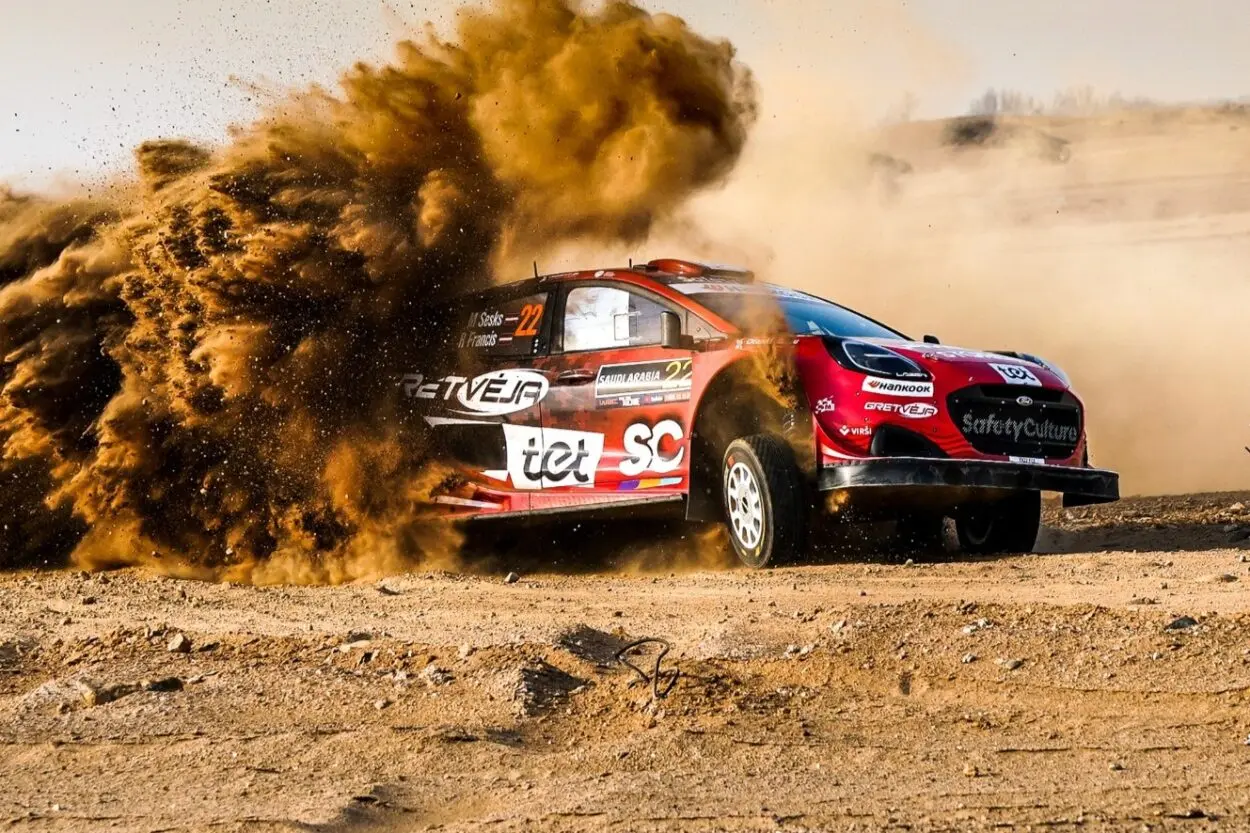 WRC | Rally d’Arabia Saudita 2025, PS2/4: Sesks detta il ritmo, Fourmaux risponde e la mattinata esplode tra errori e colpi di scena