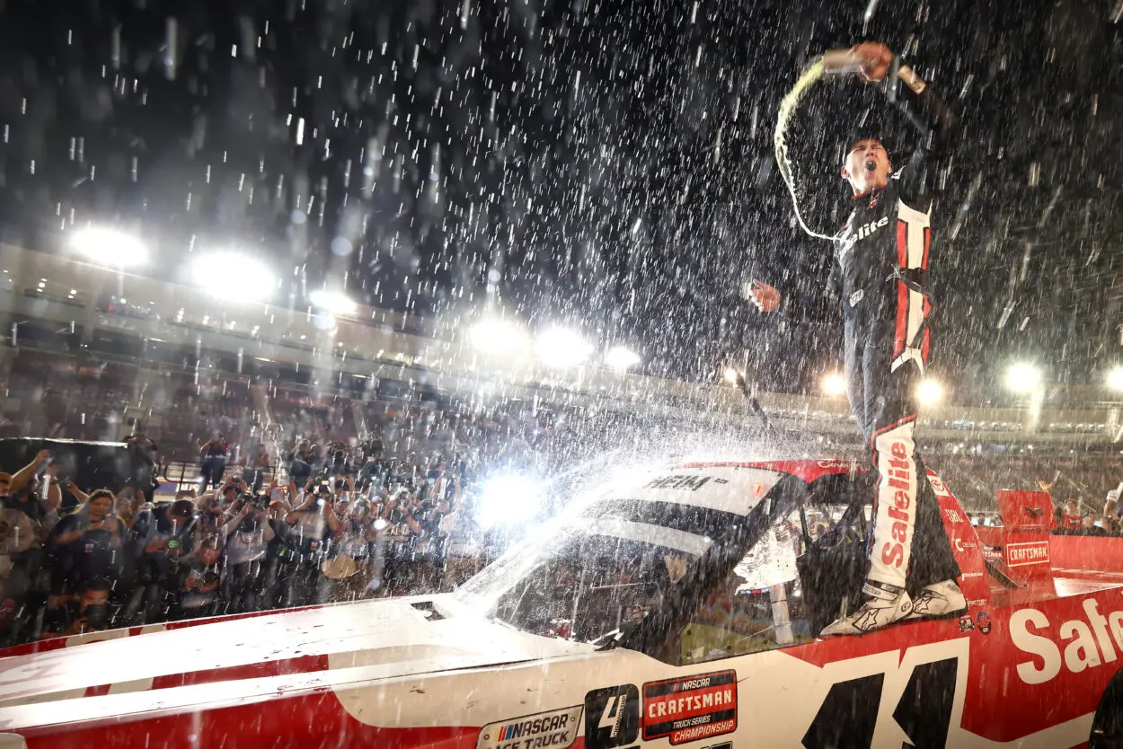NASCAR | Truck Series, Phoenix #2 2025: Corey Heim conquista la dodicesima vittoria stagionale e il titolo in un finale al cardiopalma