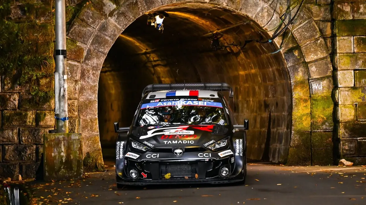 WRC | Rally del Giappone 2025, PS2/7: Ogier comanda davanti a Katsuta ed Evans. Rovanperä rompe una sospensione