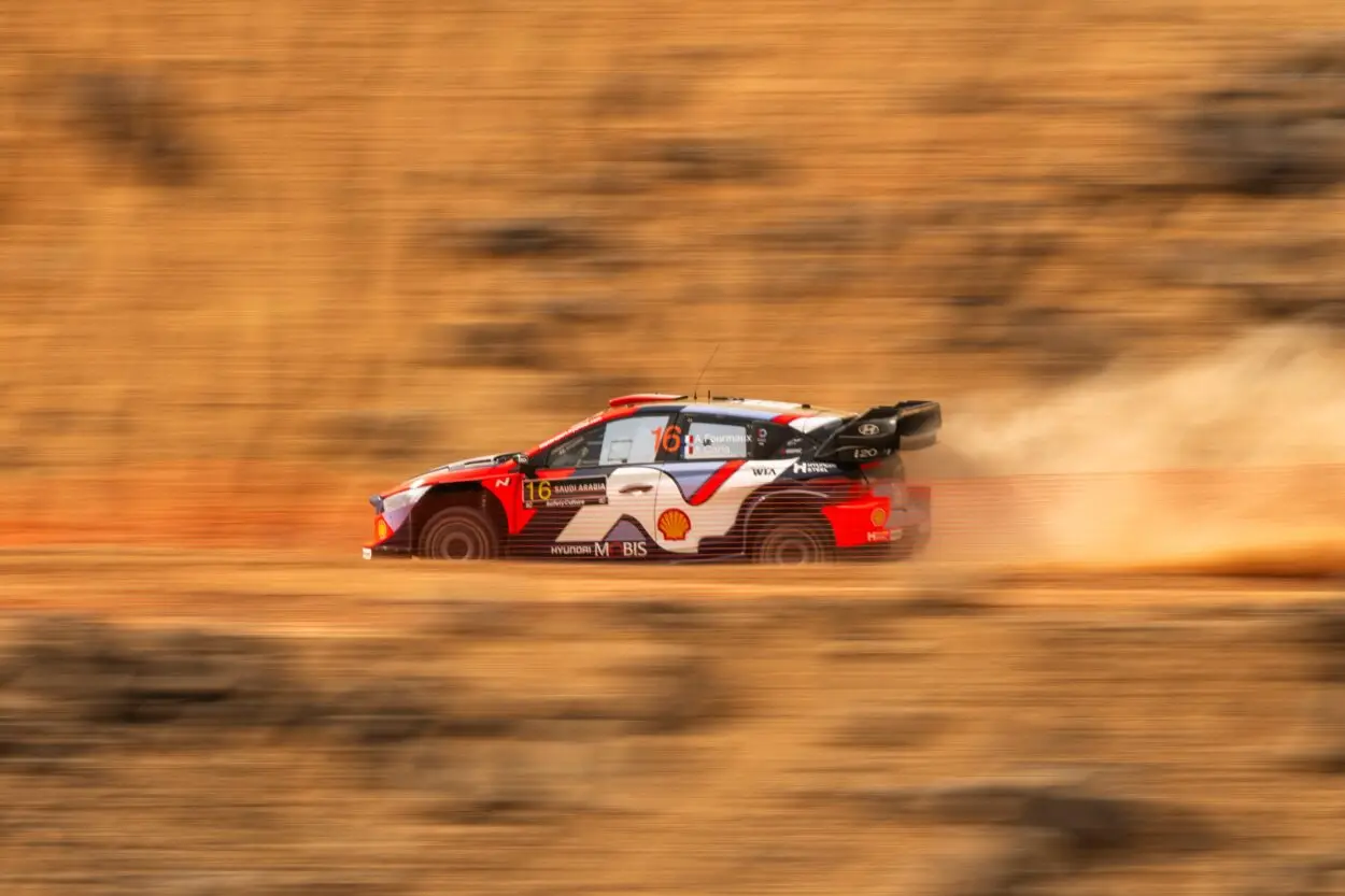 WRC | Rally d’Arabia Saudita 2025, PS12/14: giornata folle! Sesks davanti a metà loop, poi la SS14 ribalta tutto e Fourmaux torna al vertice