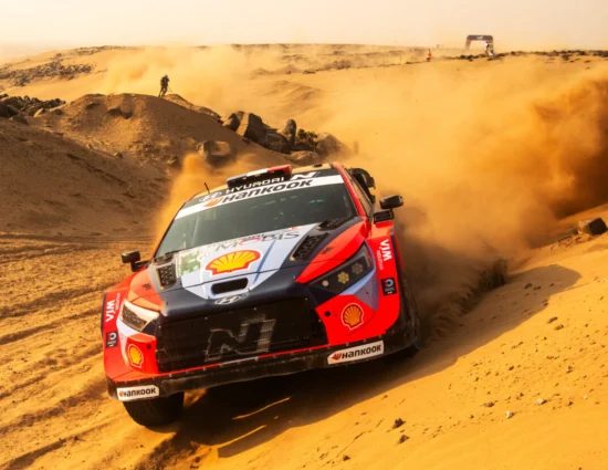 WRC | Rally d’Arabia Saudita 2025, PS9/11: Fourmaux resiste ma Sesks e Pajari lo braccano. Evans fora ed affonda nel deserto