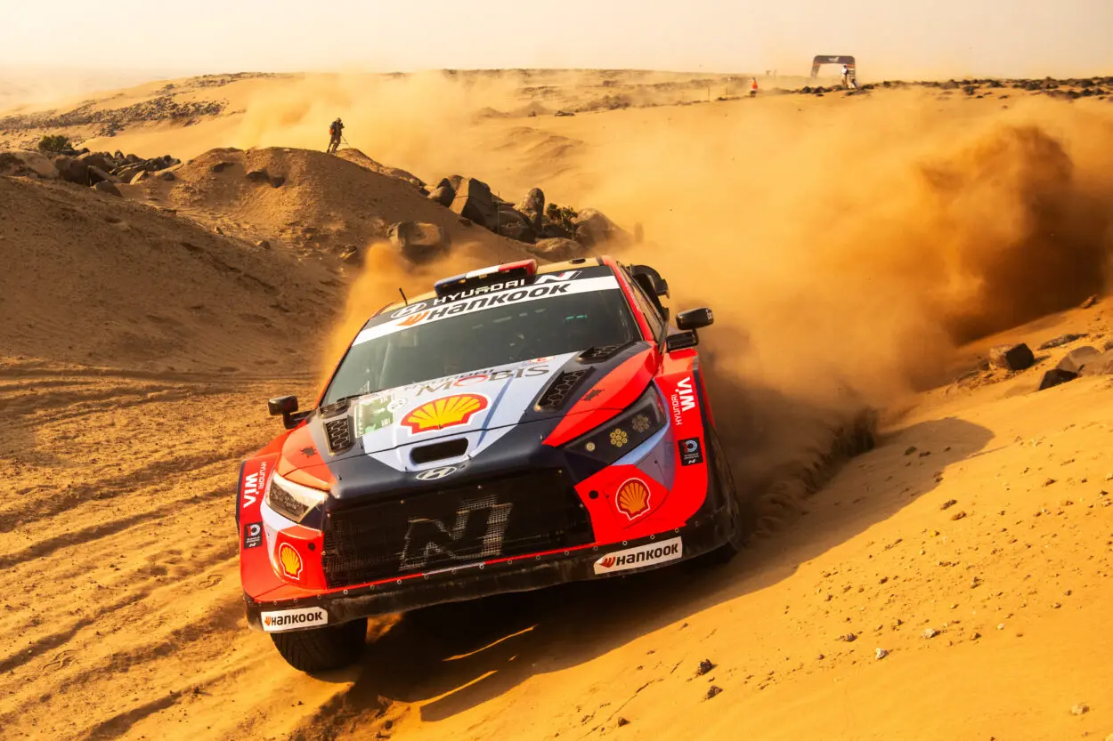WRC | Rally d’Arabia Saudita 2025, PS9/11: Fourmaux resiste ma Sesks e Pajari lo braccano. Evans fora ed affonda nel deserto