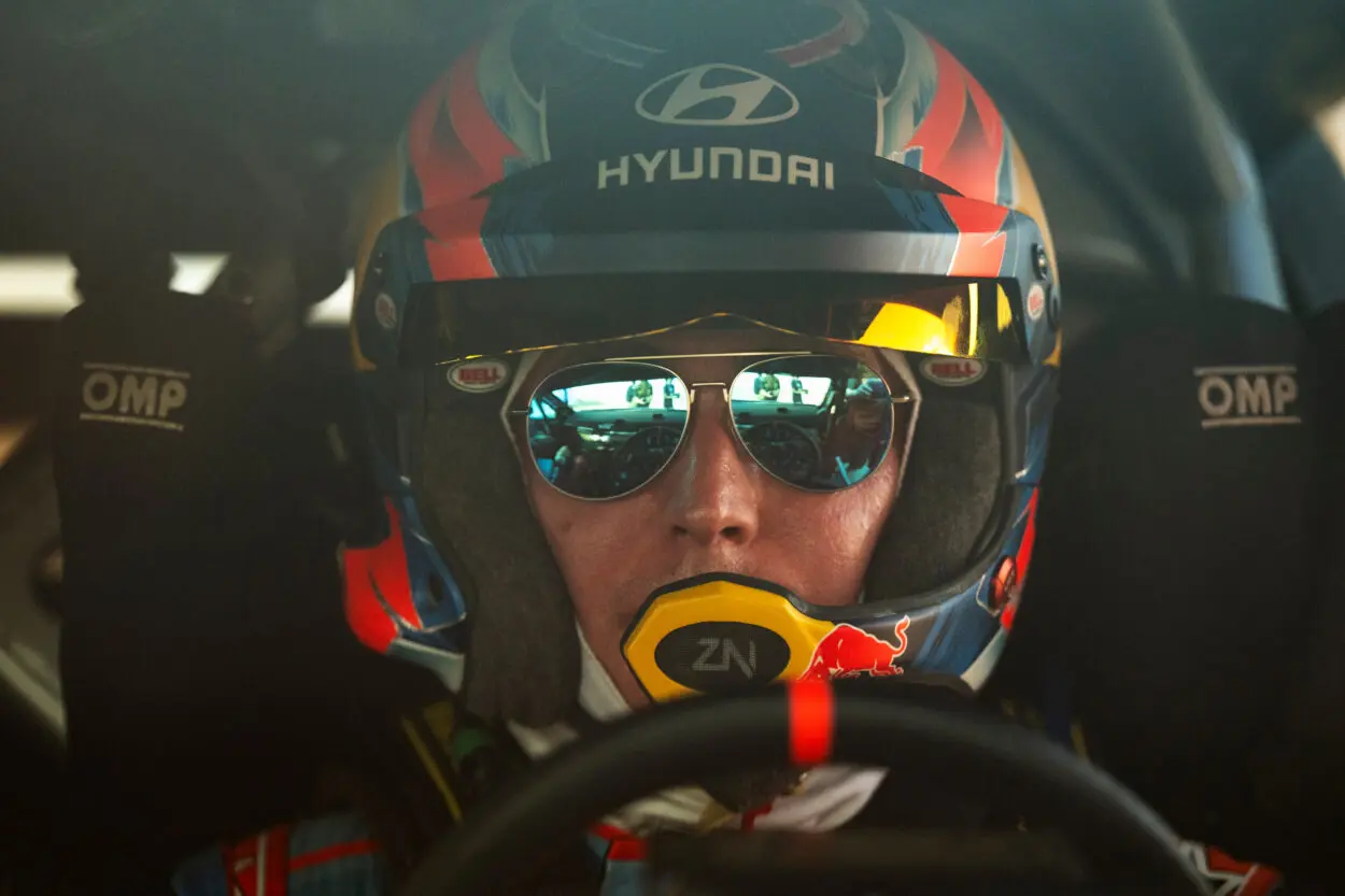 WRC | Rally d’Arabia Saudita 2025: Fourmaux penalizzato di 1’ al controllo orario. Sesks torna leader alla vigilia del sabato decisivo