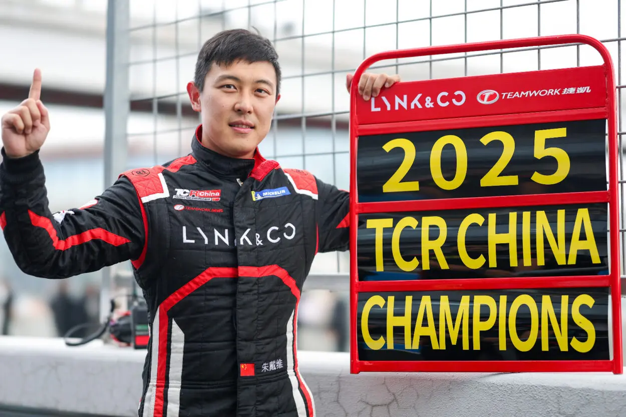 TCR China | Zhuzhou 2025: La doppia vittoria di Jason Zhang non basta, David Zhu vince incredibilmente il titolo all’ultimo giro della stagione