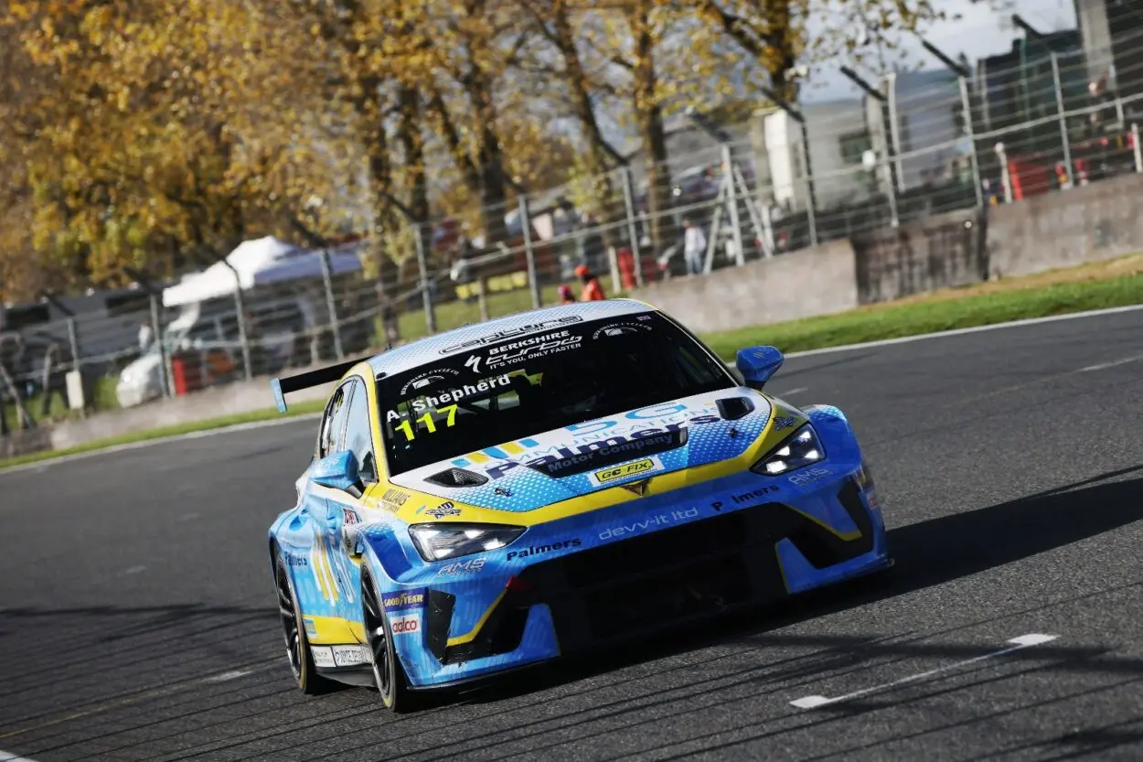 TCR UK | Brands Hatch 2025, Gara 2: Newsham vince l’ultima della stagione, ma con il 6° posto Shepherd è il nuovo campione britannico