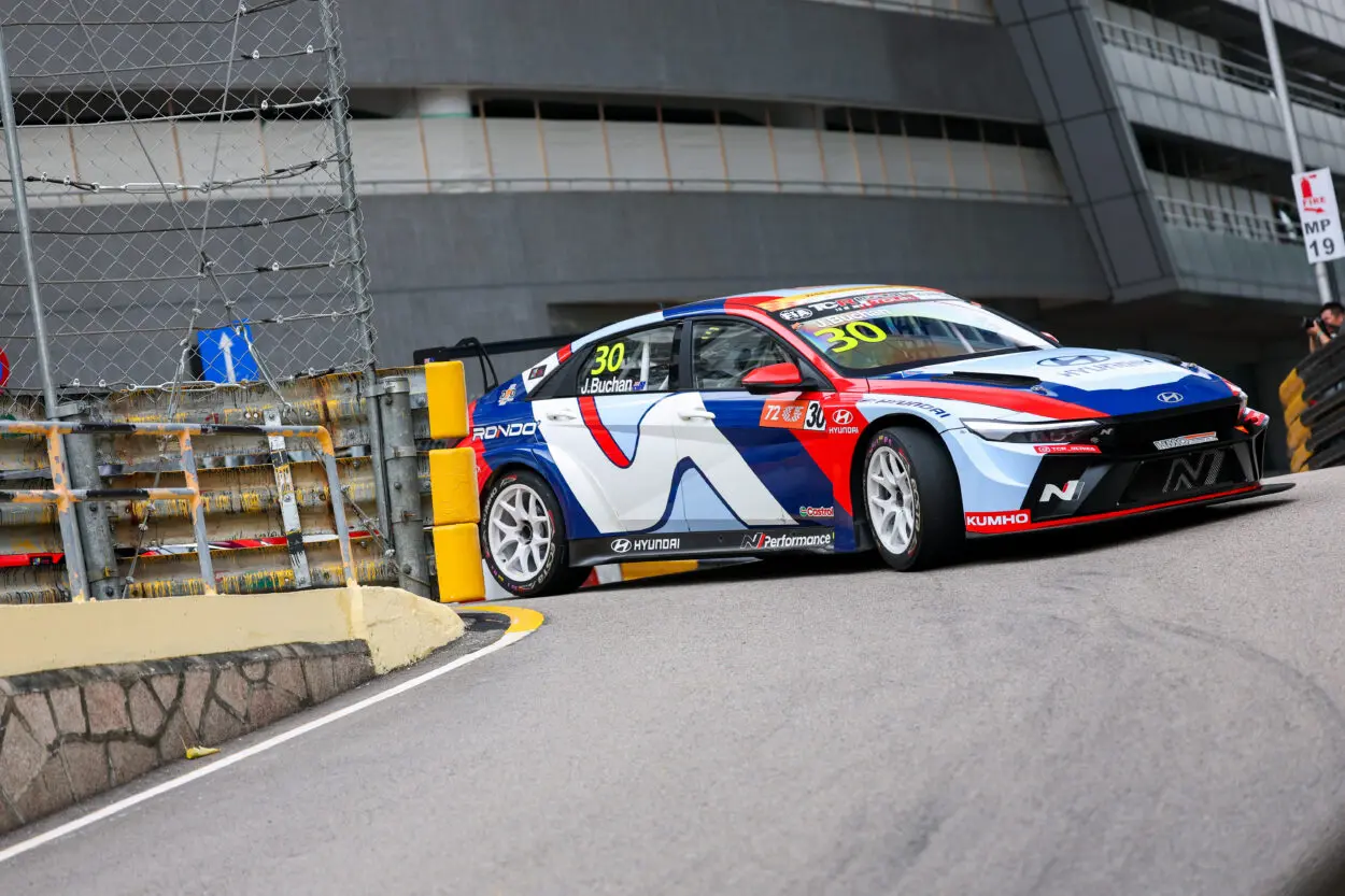 TCR World Tour | Macao 2025, Gara 2: Josh Buchan resiste alle Lynk & Co e centra il secondo successo