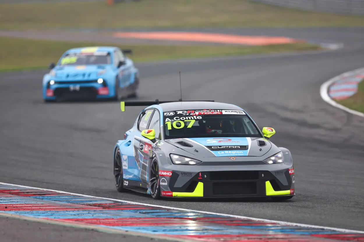 TCR World Tour | Zhuzhou 2025, Gara 1: Comte torna al successo con una corsa perfetta. Björk (2°) accorcia ancora su Ehrlacher, Santoso vince nel TCR Asia