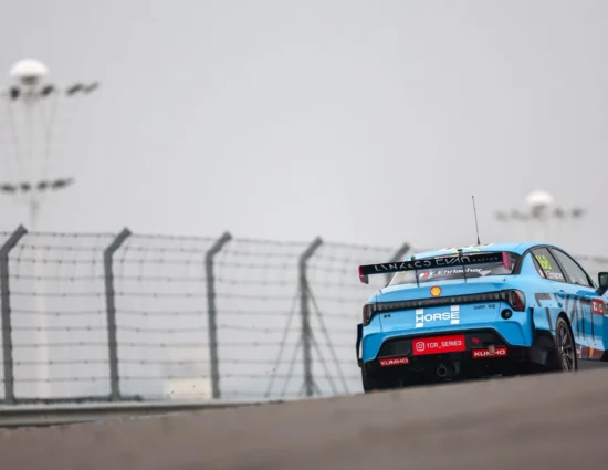 TCR World Tour | Zhuzhou 2025, Gara 2: Pioggia e Safety Car regalano imprevedibilità, Ehrlacher vince dopo il dominio di Urrutia. Chang campione del TCR Asia