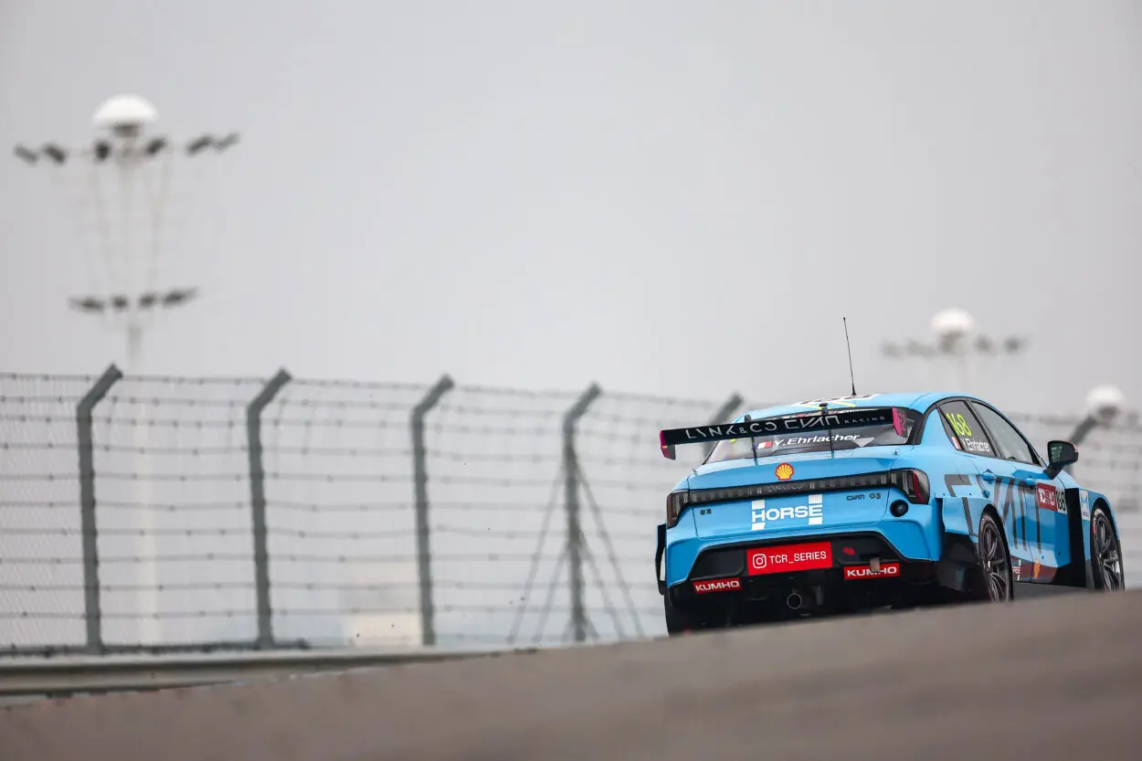 TCR World Tour | Zhuzhou 2025, Gara 2: Pioggia e Safety Car regalano imprevedibilità, Ehrlacher vince dopo il dominio di Urrutia. Chang campione del TCR Asia