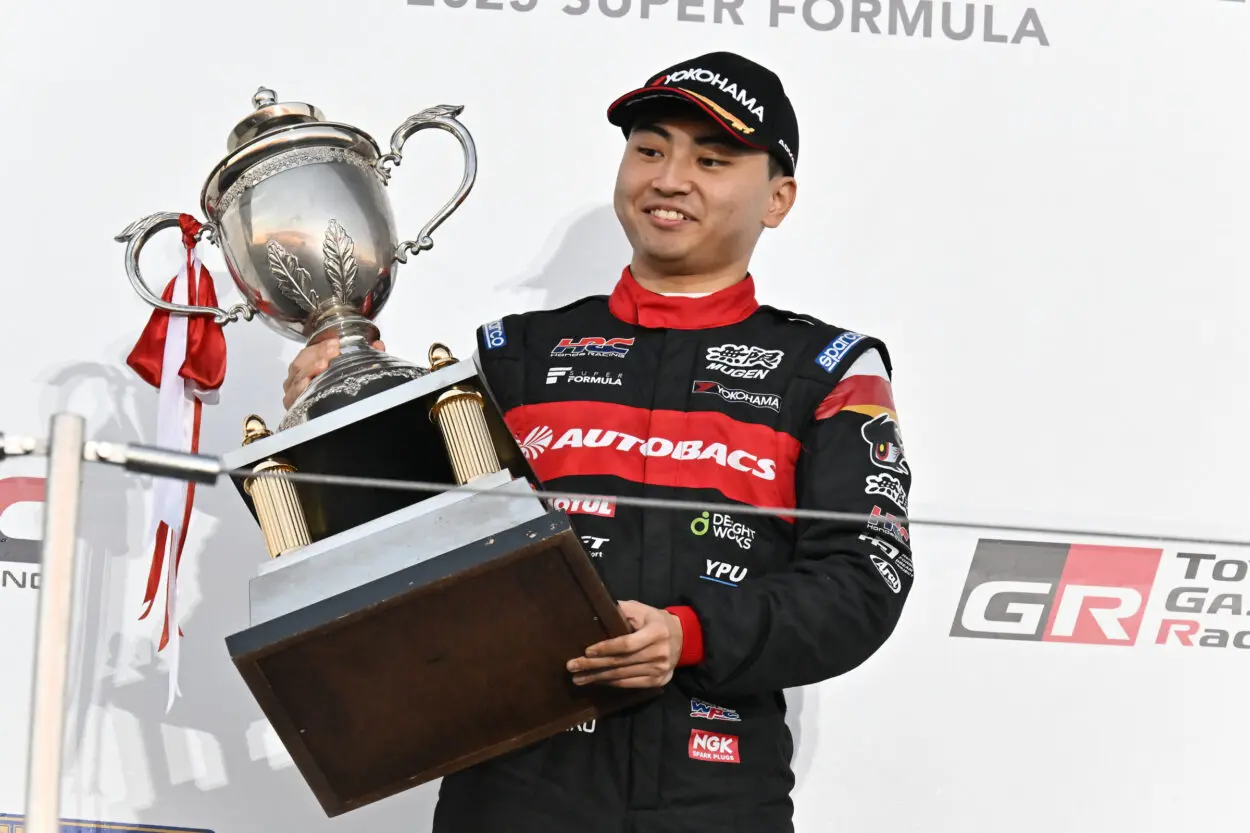 Super Formula | Suzuka #2 2025, la gioia iridata di Iwasa: “Vincere il campionato era un obiettivo della mia carriera”