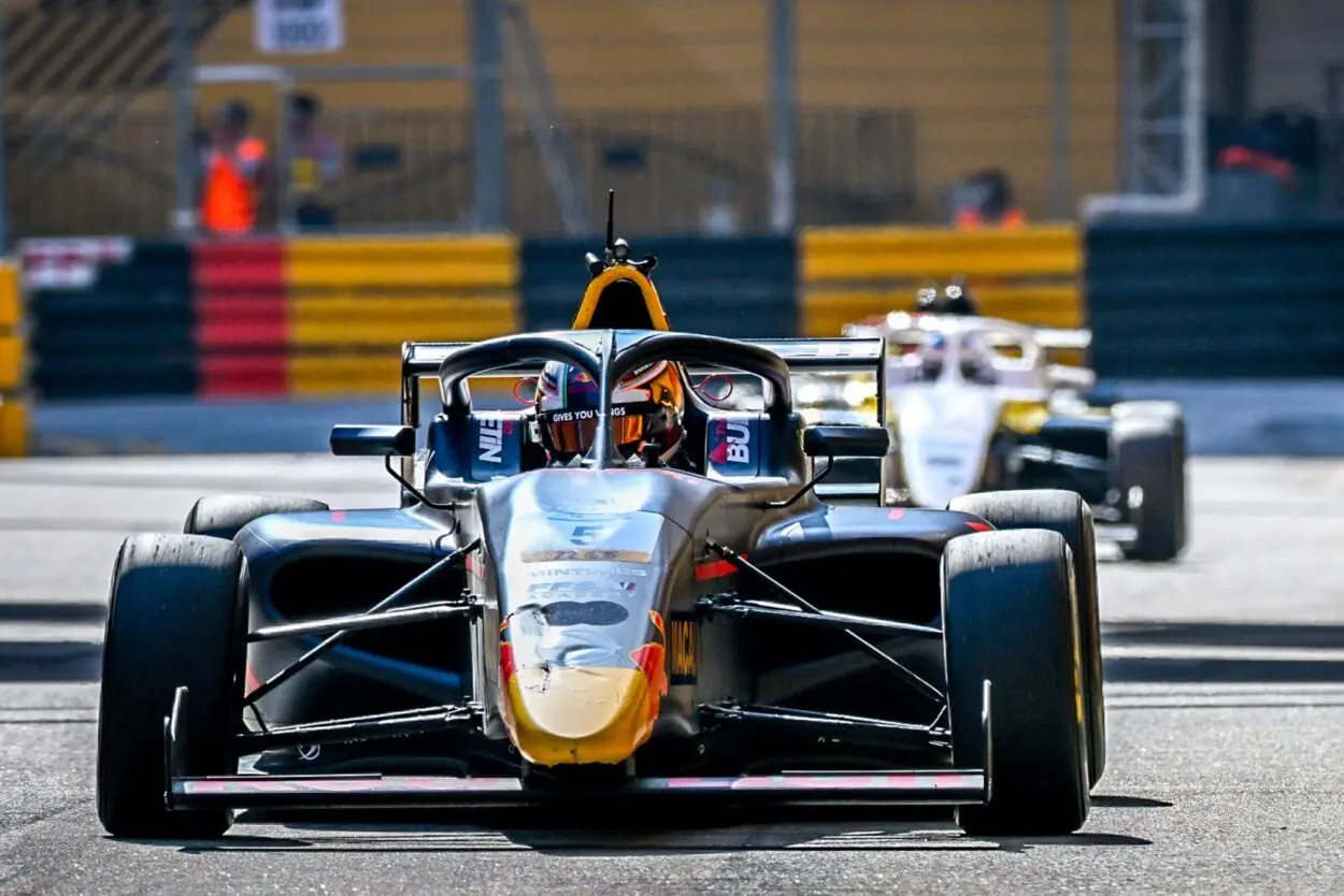 FIA F4 World Cup | GP Macao 2025: 30 secondi di penalità per Fionn McLaughlin dopo la gara