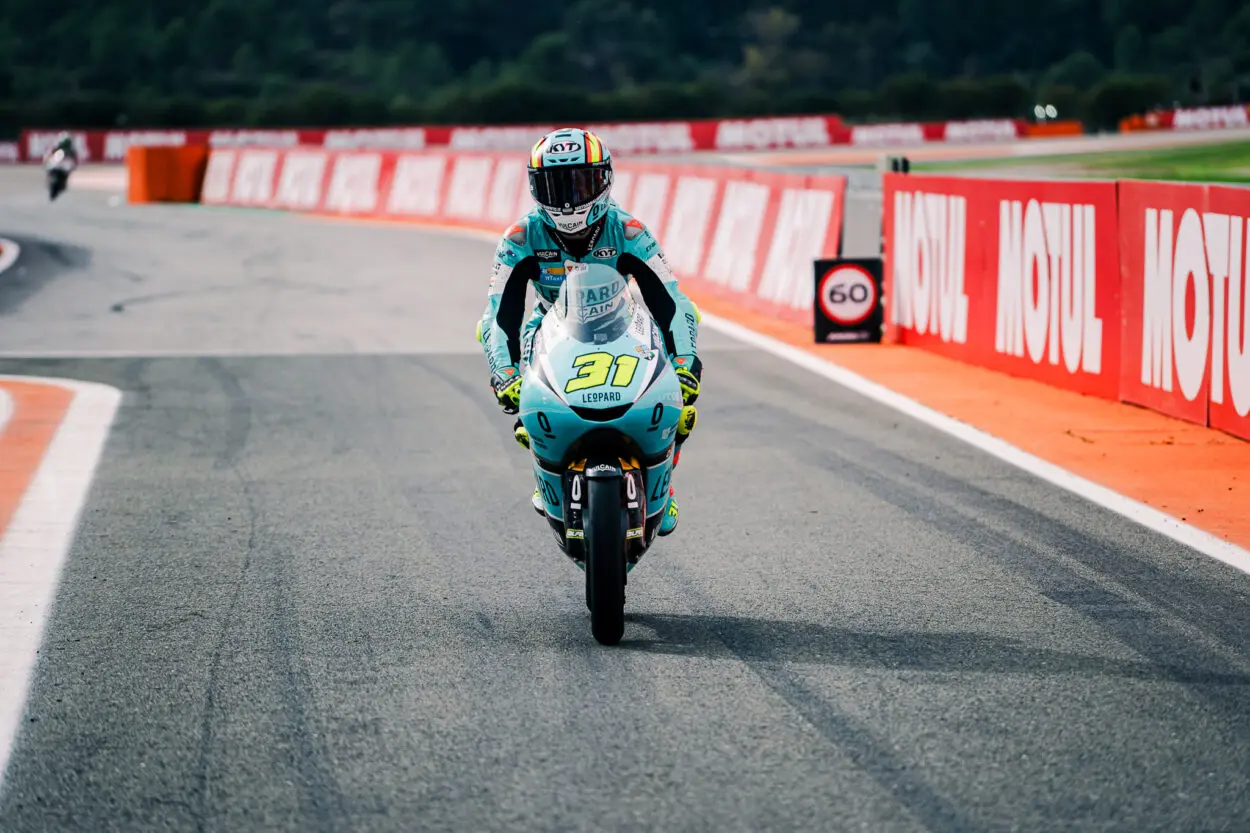 Moto3 | GP Comunità Valenciana 2025, gara: prima vittoria per Adrián Fernández, Carpe e Furusato completano il podio