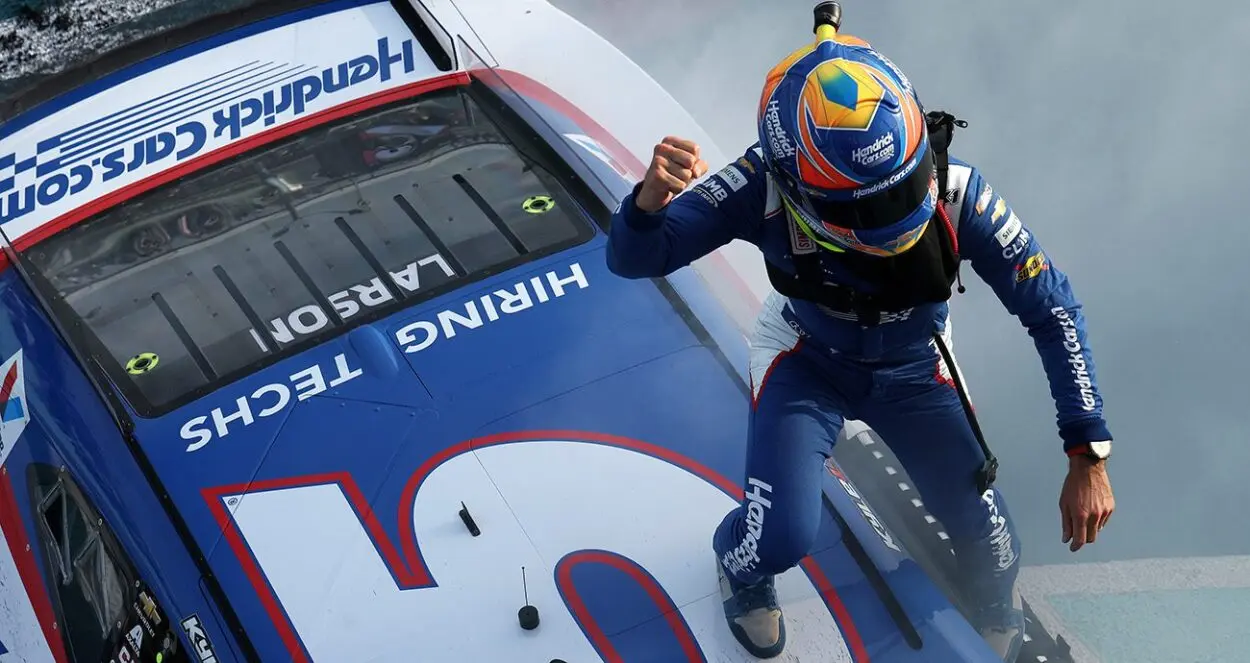 NASCAR | Cup Series, Phoenix #2 2025: Hamlin beffato a due giri dal traguardo, Blaney vince la gara, a Larson (terzo) il titolo!