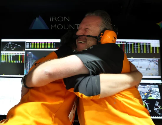 F1 | GP Abu Dhabi 2025, Zak Brown festeggia il doppio titolo: “Abbiamo avuto paura: vogliamo correre duramente ma in modo corretto e comporta dei rischi”