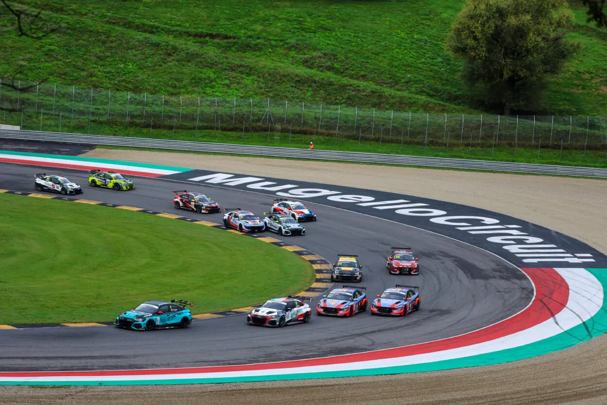 TCR Italy | Stravolto il calendario 2026: invariato il via a Imola, posticipata la conclusione che sarà al Mugello