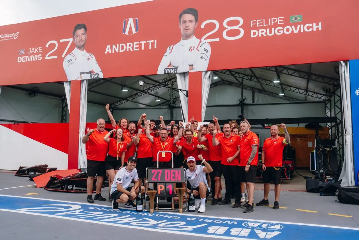 Formula E | San Paolo ePrix 2025: Jake Dennis trionfa nella prima gara stagionale, brutto incidente per Martì