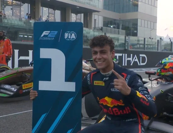 F2 | GP Abu Dhabi 2025: Lindblad domina la Sprint Race davanti a Durksen e Tsolov