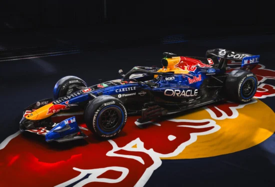 F1 | Red Bull presenta la livrea 2026. Verstappen: “La adoro, look più retrò”. Mekies: “Volevamo celebrare i nostri primi anni”