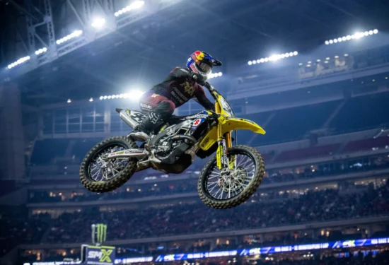 Supercross | Glendale 2026: Ken Roczen illumina di giallo lo State Farm Stadium