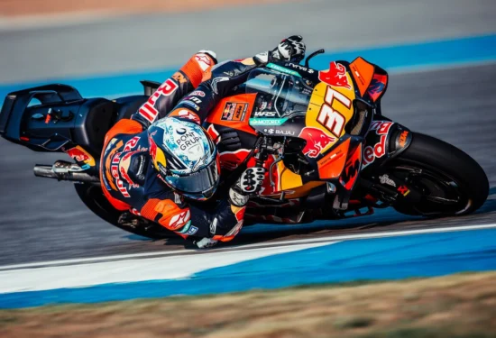 MotoGP | GP Thailandia 2026: Marc Márquez penalizzato, la Sprint è di Acosta. Bezzecchi subito out