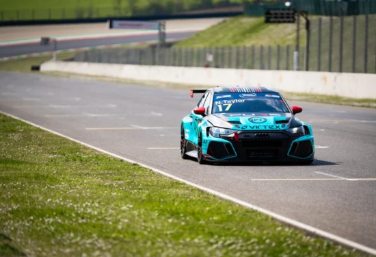 TCR Europe | Mugello 2026, Gara 2: Nicolas Taylor domina e conquista la prima vittoria internazionale davanti a Ley e Halder