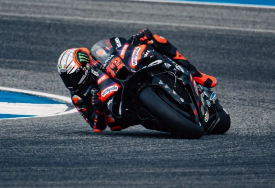 MotoGP | GP Thailandia 2026, gara: Bezzecchi domina con l’Aprilia! Acosta 2° su Fernández. Caos gomme, Marc Márquez out, Bagnaia 9°