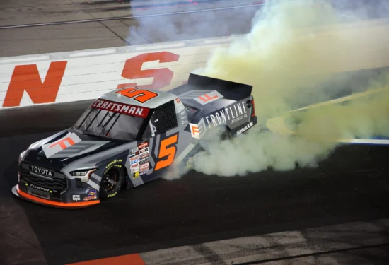 NASCAR | Truck Series, Darlington #1 2026: Corey Heim vince superando Chastain all’ultima curva